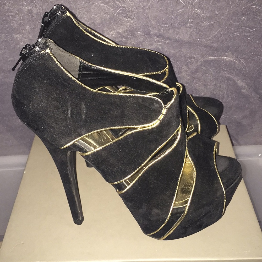 7 1/2 Black & Gold Liliana Heels
